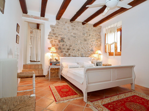 Farmhouse with outbuilding and 5000m2 of land in Catalonia