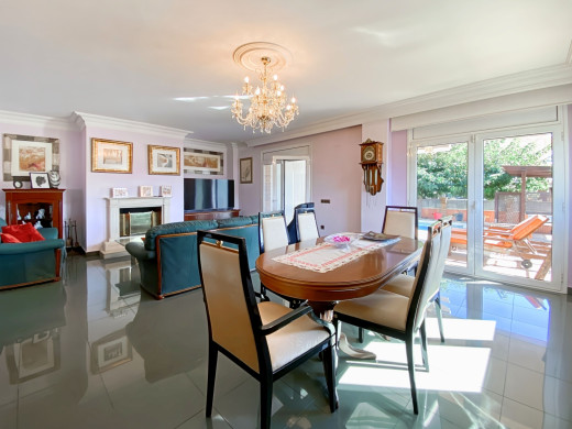 Casa con piscina y grandes garajes en Castellón d'Empúries