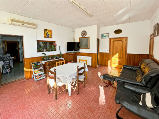 Gran casa de pueblo en Borrassà con mucho potencial