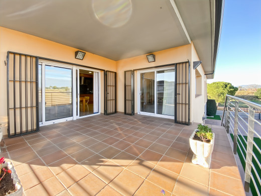 Haus mit Pool, Garten und Garage in Vilamalla