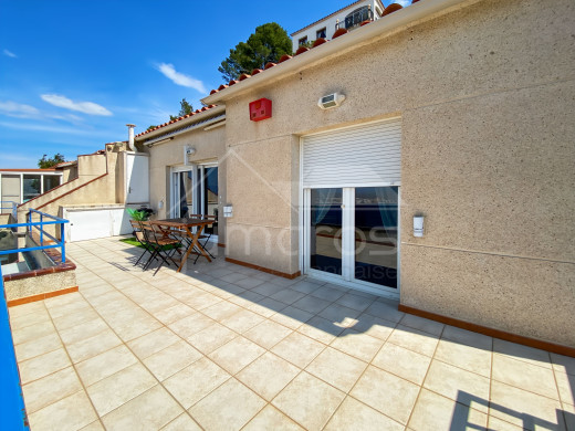 Piso con vistas al mar, garaje y licencia turística en Roses
