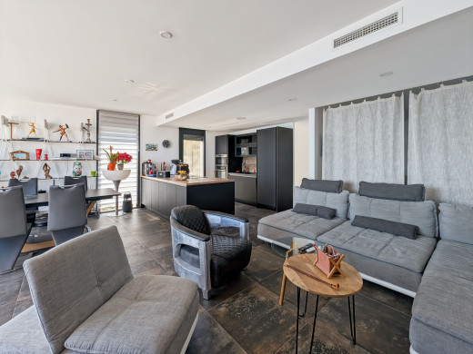 Villa mit Meerblick in Canyelles, mit Pool und Garage