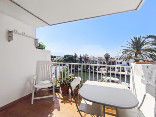 Canal view flat with terrace in Empuriabrava