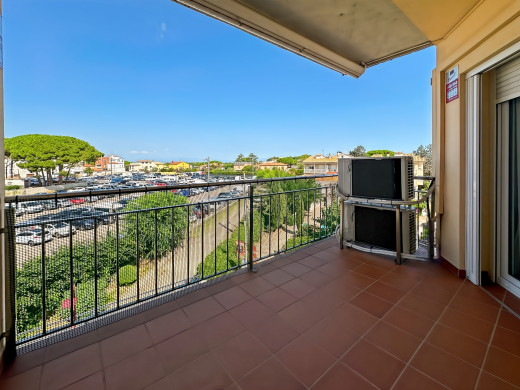 Renovated top floor flat in L'Escala, private garage