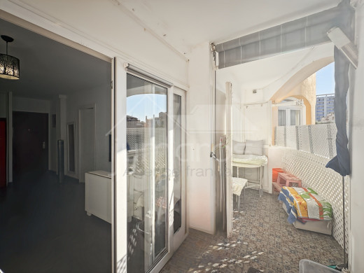 Piso + aparcamiento + trastero, a 50 m de la playa y con licencia turística