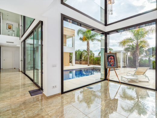 Exceptional villa with a 28 m mooring for sailboats / catamarans