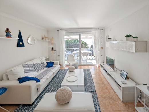 Apartment with sea views, large terrace, parking, and storage room – Canyelles Beach