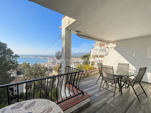 Apartment with sea view, tourist license, and parking in Roses