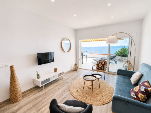 Piso con vistas al mar en la última planta, con terraza y garaje, en Canyelles