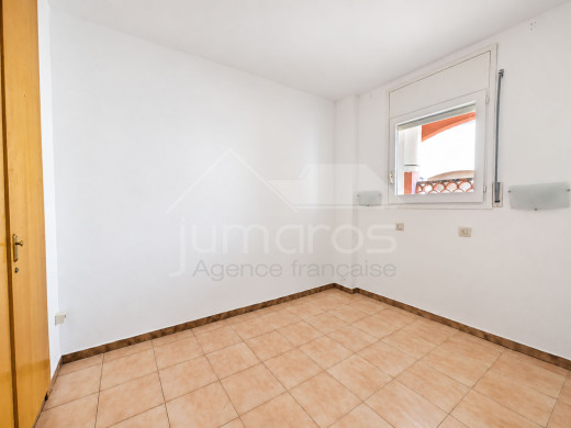 Appartement 2 chambres à rénover, piscine et parking à 100 m de la plage – Empuriabrava
