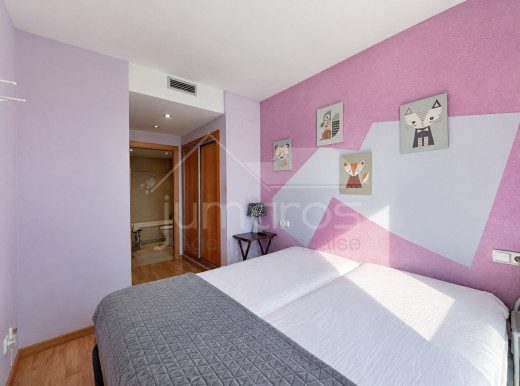 Piso de dos habitaciones, piscina comunitaria y aparcamiento privado