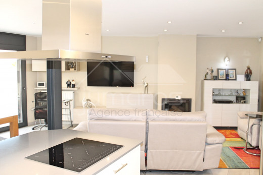 Villa canal con 4 dormitorios, piscina y amarre privado.