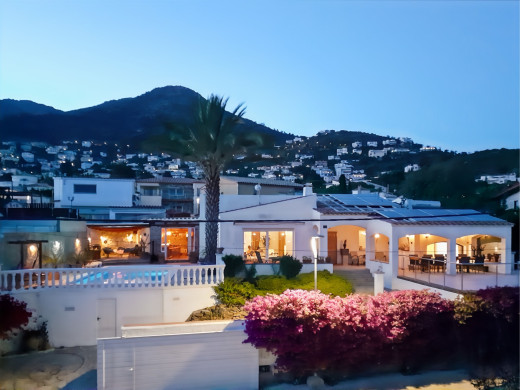 Haus mit Meerblick und großen Außenbereichen in Mas Fumats