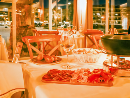 Kultige Restaurant-Bar mit exklusivem Konzept direkt am Meer