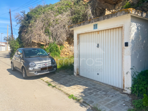 Piso con vistas al mar, garaje y licencia turística en Roses