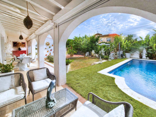 Casa de planta baja con piscina y jardín en Empuriabrava