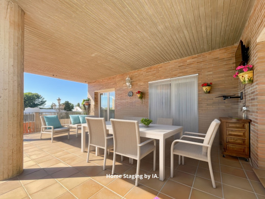 Casa con piscina y grandes garajes en Castellón d'Empúries
