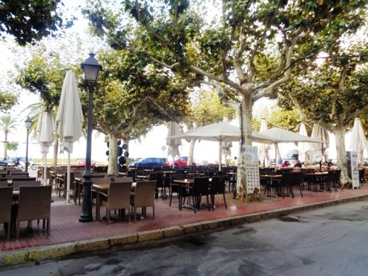 Local commercial, centre de Roses proche de la mer.