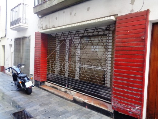 Local commercial, centre de Roses proche de la mer.