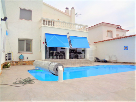 Maison au canal, 4 chambres, piscine, garage et parking