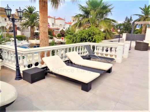 Maison au canal, 4 chambres, piscine, garage et parking