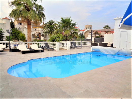 Maison au canal, 4 chambres, piscine, garage et parking