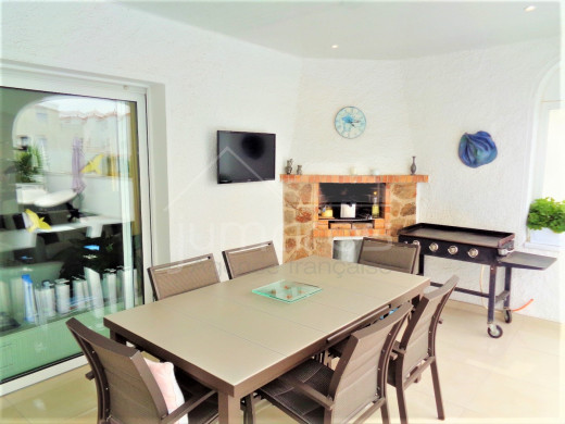 Maison au canal, 4 chambres, piscine, garage et parking