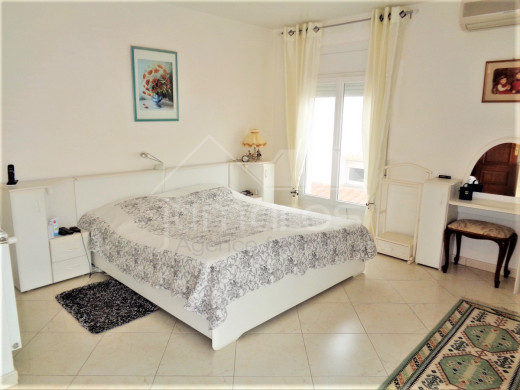 Maison au canal, 4 chambres, piscine, garage et parking