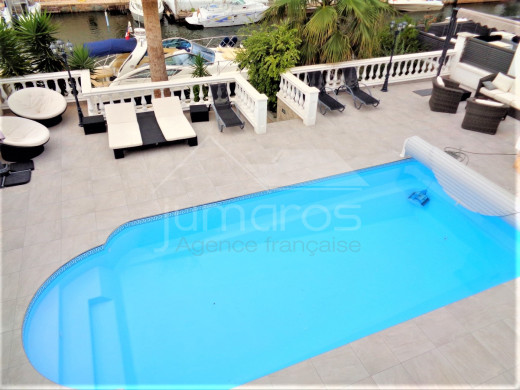 Maison au canal, 4 chambres, piscine, garage et parking