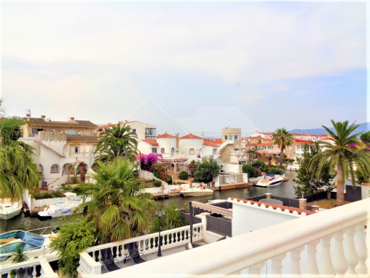 Maison au canal, 4 chambres, piscine, garage et parking