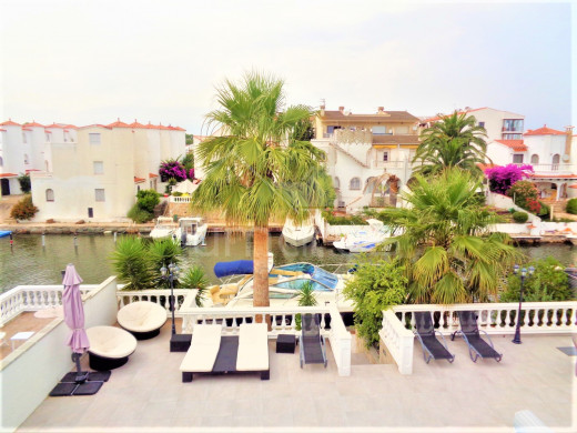 Maison au canal, 4 chambres, piscine, garage et parking