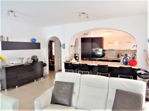 Maison au canal, 4 chambres, piscine, garage et parking