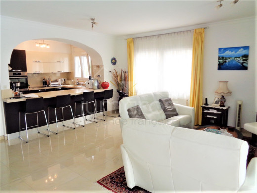Maison au canal, 4 chambres, piscine, garage et parking