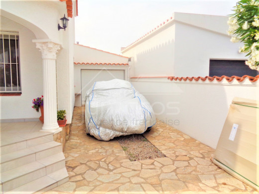 Maison au canal, 4 chambres, piscine, garage et parking