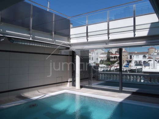 4 chambres, 535m2, piscine intérieur et 2 amarres privés