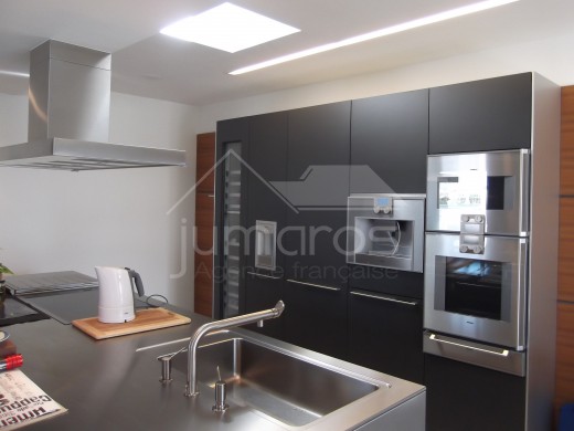 4 chambres, 535m2, piscine intérieur et 2 amarres privés