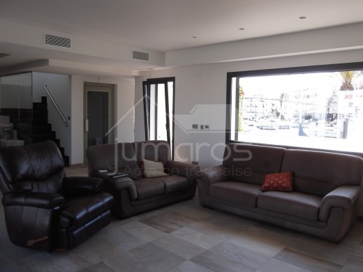 4 chambres, 535m2, piscine intérieur et 2 amarres privés