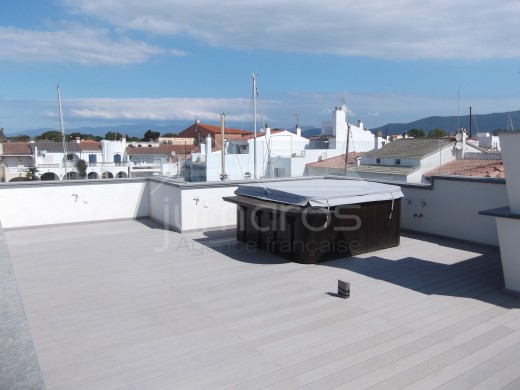 4 chambres, 535m2, piscine intérieur et 2 amarres privés