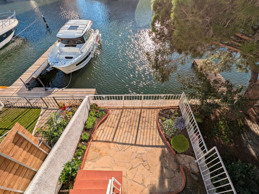 Maison de pêcheur rénovée avec amarre de 15m x 5m en propriété