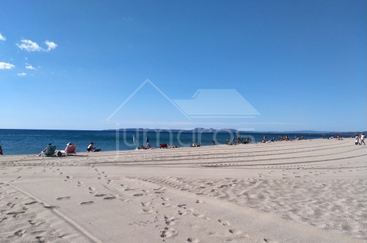 OPPORTUNITÉ! appartement moderne en 1ère ligne de mer