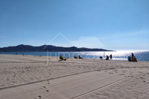 OPPORTUNITÉ! appartement moderne en 1ère ligne de mer