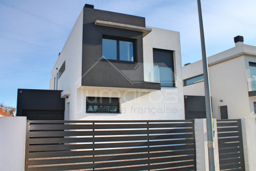 Casa nueva, 4 dormitorios, 4 baños, piscina, amarre