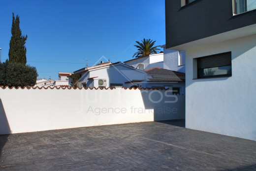 Casa nueva, 4 dormitorios, 4 baños, piscina, amarre