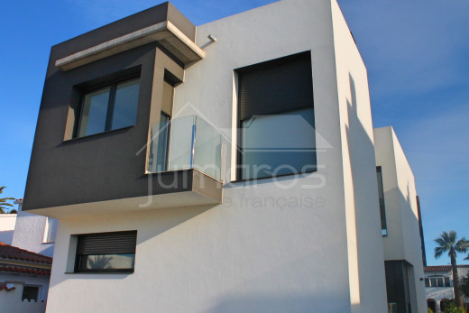 Casa nueva, 4 dormitorios, 4 baños, piscina, amarre