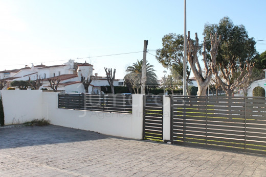 Casa nueva, 4 dormitorios, 4 baños, piscina, amarre