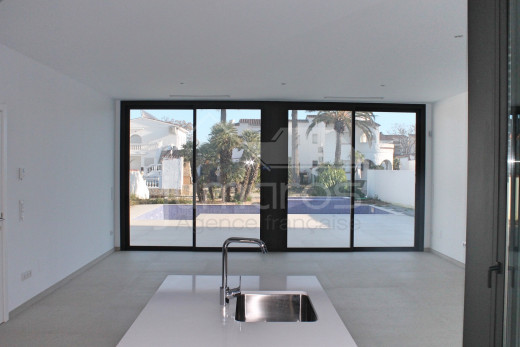 Casa nueva, 4 dormitorios, 4 baños, piscina, amarre