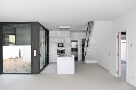 Casa nueva, 4 dormitorios, 4 baños, piscina, amarre