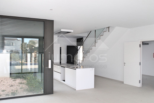 Casa nueva, 4 dormitorios, 4 baños, piscina, amarre