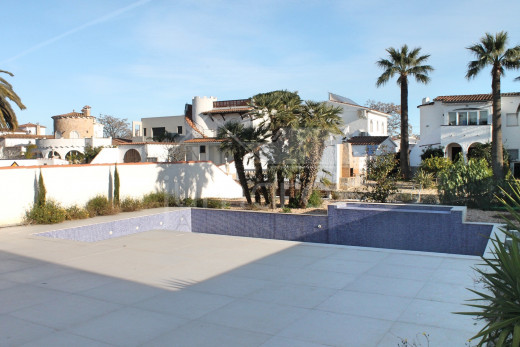 Casa nueva, 4 dormitorios, 4 baños, piscina, amarre