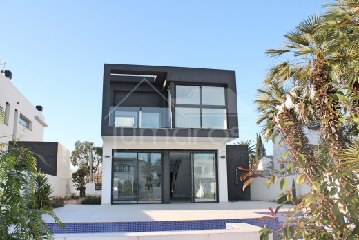 Casa nueva, 4 dormitorios, 4 baños, piscina, amarre